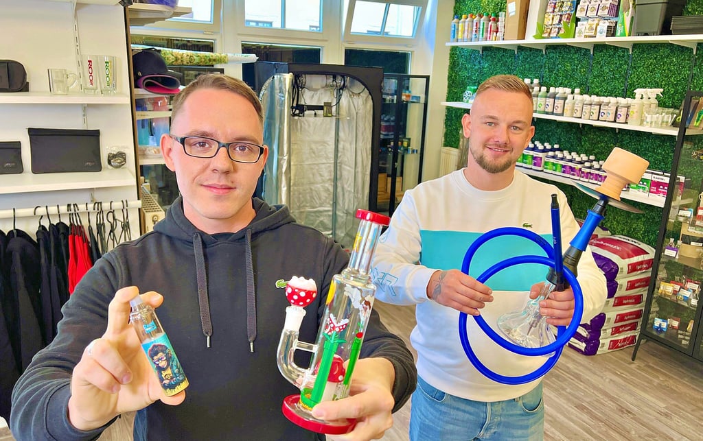 Clemens Mahler (v.l.) und Brian Börner eröffnen an diesem Samstag an der Breiten Straße in Bernburg einen Smoke Shop.