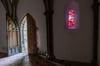 In der Johanneskapelle auf dem Domfriedhof in Naumburg sind zwei Fenster des zeitgenössischen Künstlers David Schnell zu sehen. 