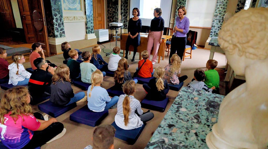 Das Kinderbuch „Die verrückteste Schule des 18. Jahrhunderts - Fritz’ und Emelies Abenteuer am Dessauer Philanthropin“, das die Kulturstiftung Dessau-Wörlitz herausgegeben hat, wurde am Mittwoch im Festsaal des Luisiums Drittklässlern der Grundschule Ziebigk vorgestellt.