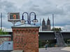 Noch zeigt die Anzeige des Pegelhäuschens an der Magdeburger Strombrücke mit 91 Zentimetern einen unauffälligen Wert an. Doch in den kommenden Tagen steuert die Stadt auf ein schlimmes Hochwasser zu.