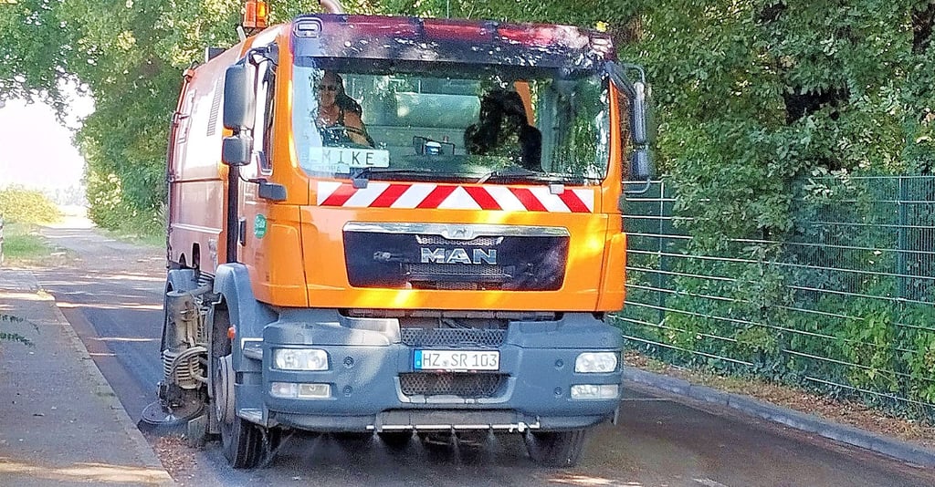 Eine Kehrmaschine reinigt eine der vielen Straße in Halberstadt.