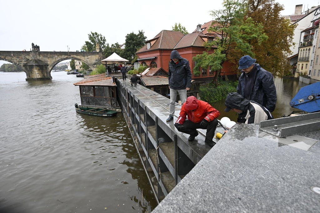 Tschechiens Hauptstadt Prag wappnet sich gegen ein drohendes Hochwasser.