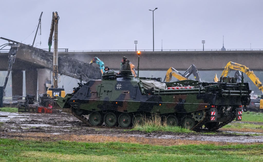 Die Abrissarbeiten an der Dresdner Carolabrücke werden auch in der Nacht fortgesetzt. Dazu stehen nun auch Bergepanzer der Bundeswehr in Bereitschaft.
