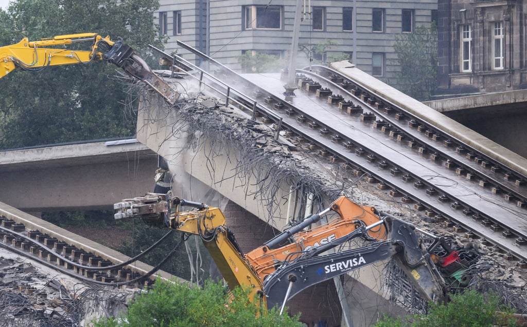 Mit schwerem Gerät laufen die Abrissarbeiten an der Carolabrücke