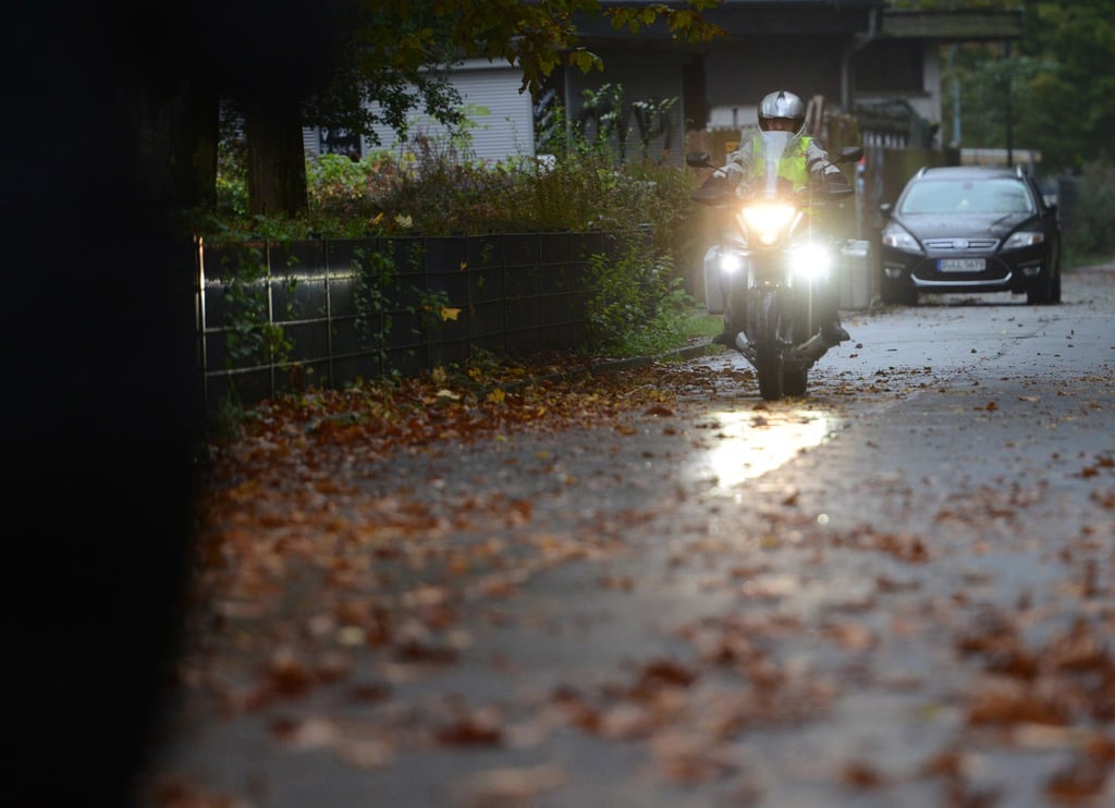 Nicht nur in der dunklen Jahreszeit: Motorradfahrer können durch den Einbau von Positionsleuchten an den vorderen Blinkern ihre Sichtbarkeit im Verkehr erhöhen.