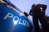 Eine Polizistin steht an einem Polizeiauto. Zwei Streifenwagen waren nach dem Vorfall im Einsatz.    