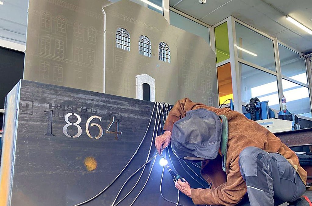 In der Werkstatt vom Metallbau Meyer & Sohn an der Zerbster Chaussee in Burg legt Holger Carlsohn letzte Hand ans Denkmal für das Roland-Gymnasium.