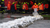 Feuerwehrleute arbeiten mit Sandsäcken an einer Hochwassersperre. Tschechien rechnet mit starken Regenfällen in kurzer Zeit, die zu Hochwasser und Überschwemmungen führen könnten.