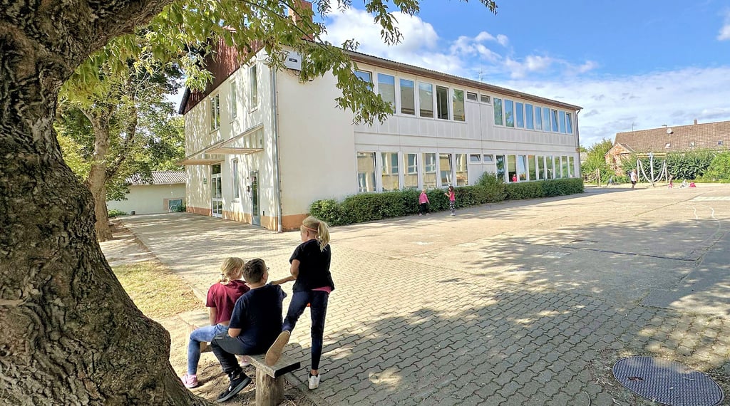 Auf dem Schulhof verbringen 104 Schüler ihre Pausen, bis die Klingel zur nächsten Unterrichtsstunde läutet.