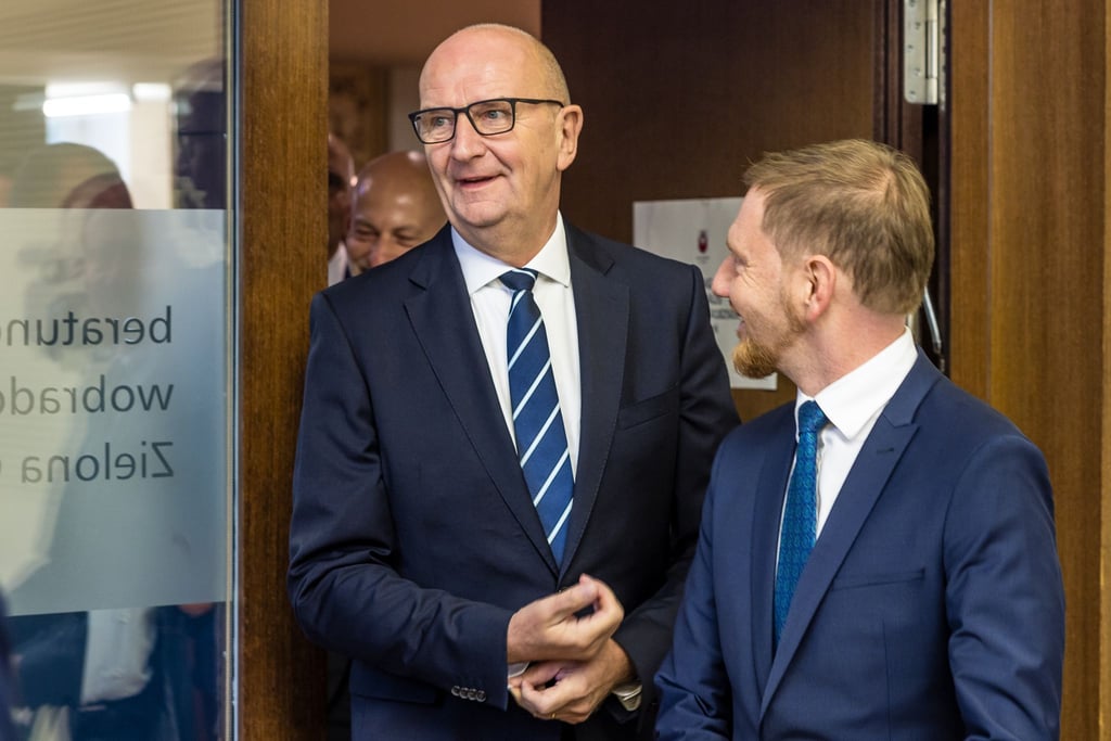 Für Brandenburgs SPD-Ministerpräsident Dietmar Woidke (links) gibt es Unterstützung aus Sachsen von Michael Kretschmer.