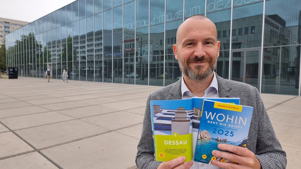 Hannes Wolf mit dem aktuellem Marco Polo Trendguide vor dem Bauhausmuseum.