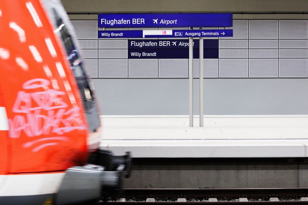 Zum Hauptstadtflughafen BER fahren wochenlang keine S-Bahnen. Fluggäste können aber weiterhin Züge der Deutschen Bahn nutzen. (Archivbild)