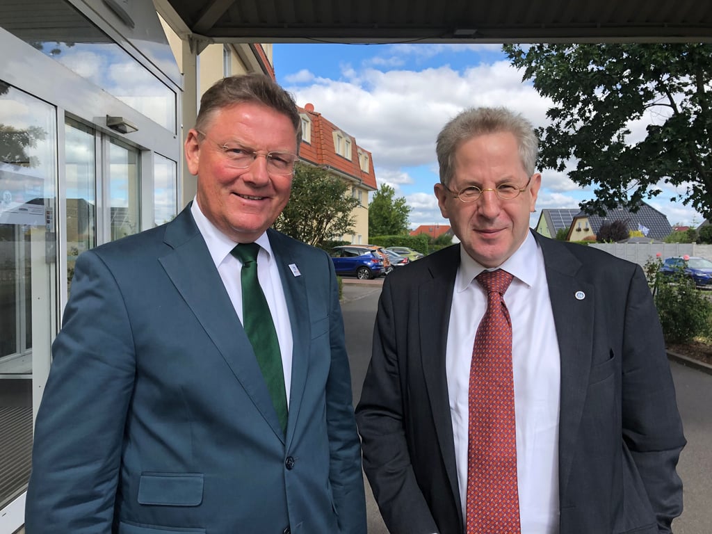 Josef von Beverfoerde (links, hier mit Bundeschef Hans-Georg Maaßen) ist Landesvorsitzender der Werteunion Sachsen-Anhalt.