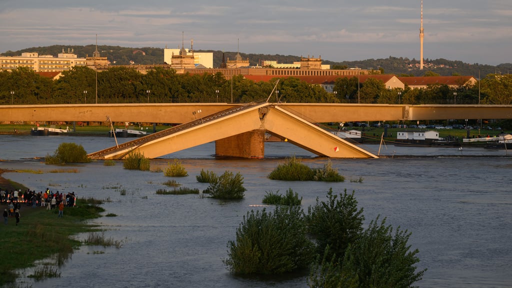 Die eingestürzte Carolabrücke am Samstagabend.
