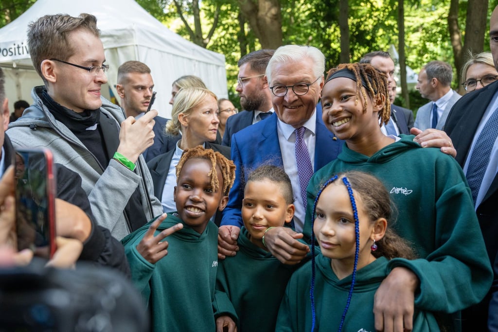 „Tag des offenen Schlosses“: Bundespräsident Frank-Walter Steinmeier lässt sich beim Bürgerfest mit Besuchern fotografieren.