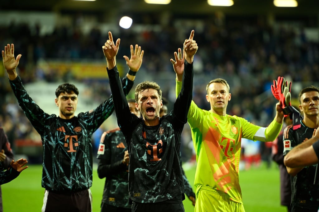 Torhüter Manuel Neuer feiert mit seinen Kollegen den 6:1-Sieg in Kiel.