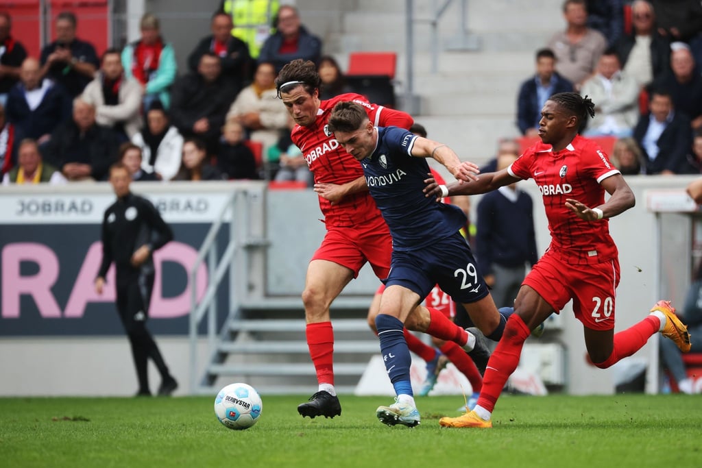 Freiburgs Junior Adamu (r) drehte das Spiel nach der Pause.