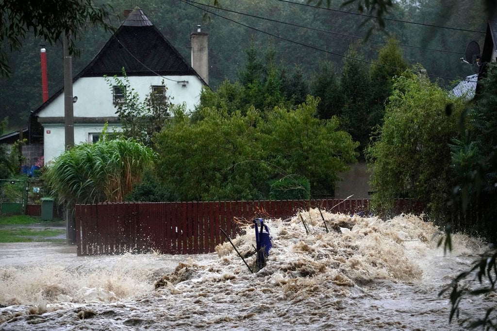 Trümmer sammeln sich am Fluss Opavice.