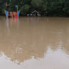 Banger Blick Richtung Tschechien: Der Novohradka-Fluss in Lozice, Tschechien, trat während starker Regenfälle über die Ufer. Starke Regenfälle haben auch Auswirkung auf die Pegel der Flüsse in Sachsen-Anhalt.