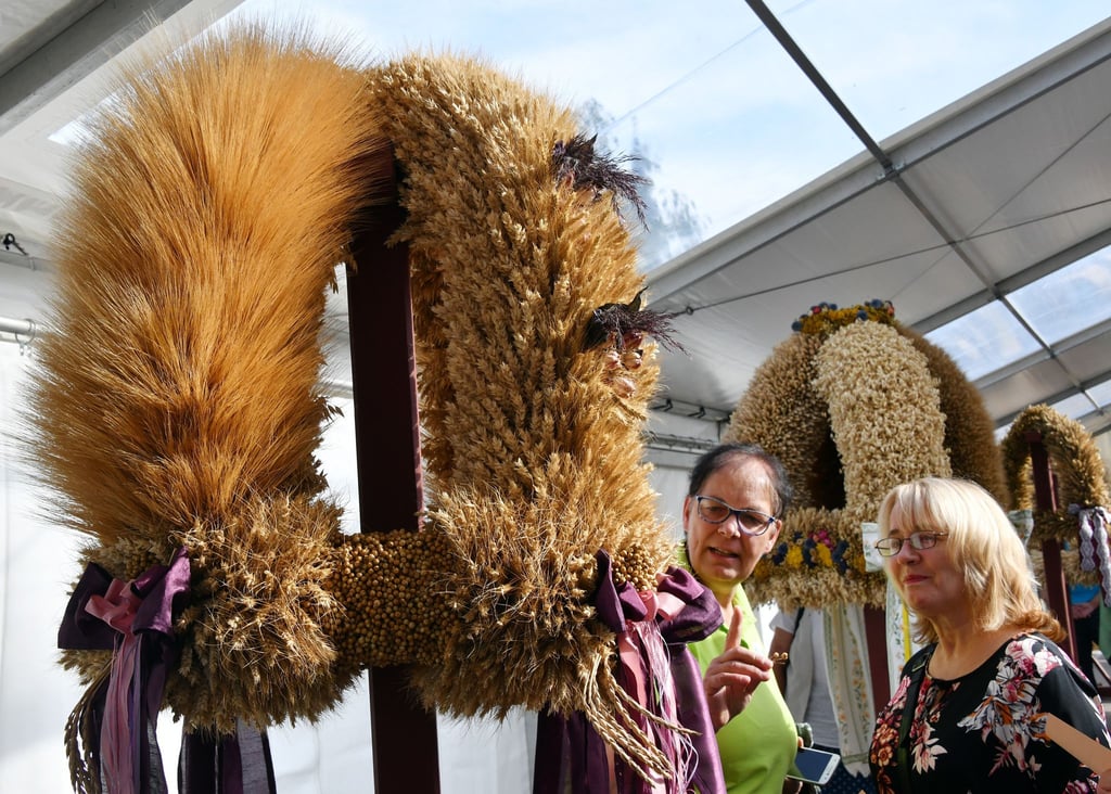 Beim Erntefest werden auch die schönsten Erntekronen prämiert. (Archivbild)