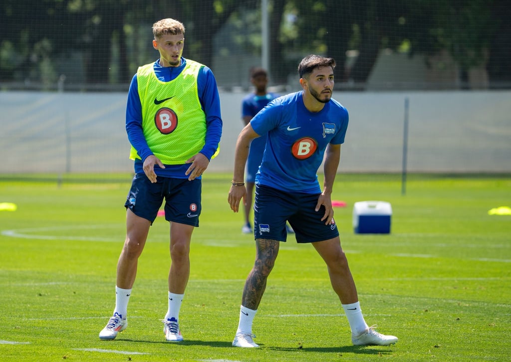 Kevin Sessa (r) und Michael Cuisance (l) sollen Hertha in die höheren Tabellenregionen führen.