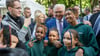 „Tag des offenen Schlosses“: Bundespräsident Frank-Walter Steinmeier lässt sich beim Bürgerfest mit Besuchern fotografieren.