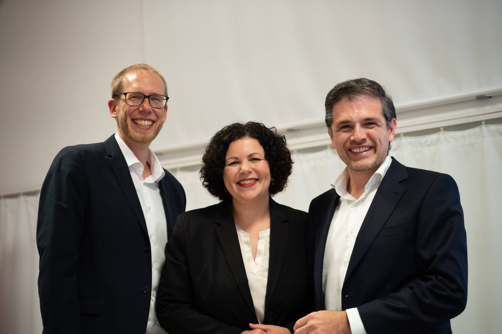 BSW-Bundesvorsitzende Amira Mohamed Ali mit den beiden neuen Landesvorsitzenden Christopher Schulze (links) und Alper Iseri nach deren Wahl auf dem Gründungsparteitag in Bremen.