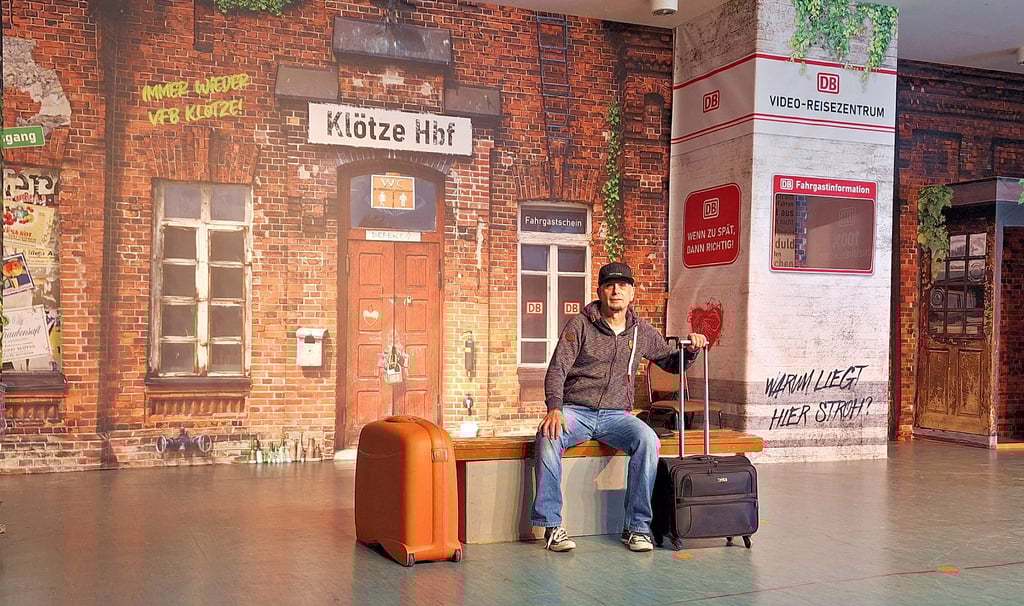 Das Bühnenbild für die drei Theatervorstellungen im Klötzer Altmarksaal sind bereits aufgebaut. Theatergruppenchef Kay Knittel lüftet schon mal das Geheimnis und präsentiert die selbst angefertigte Kulisse der Öffentlichkeit.