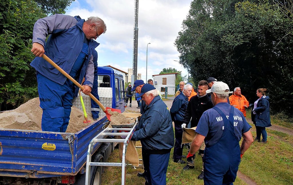 Zuerst müssen Sandsäcke gefüllt werden. Übung der Wasserwehr am Elbdamm nahe dem Stadthafen.