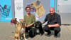 Lisa Pallapies und ihr Lebenspartner Michael Janssen mit ihren Lieblingen Maila, Lana und Bulka vor dem Firmensitz in Tangermünde.