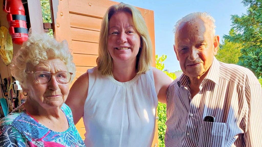 Gemeindebürgermeisterin Nicole Golz (M.) gratulierte Karl und Hildegard Bullerjahn aus Parey zur Gnadenhochzeit.