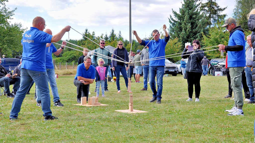 Erntedankfest in Gladigau bei Osterburg (Altmark) 2024: Das Team Gladigau beim Spiel Fröbelturm. Die Gastgebermannschaft schnitt bei den insgesamt sechs Disziplinen am besten ab.