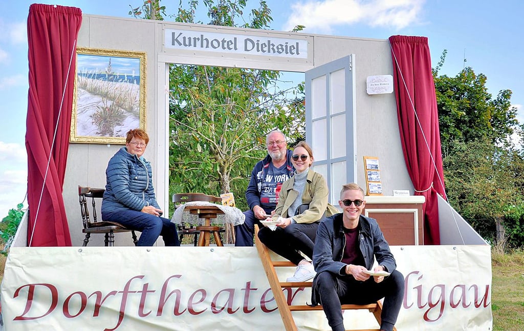 Erntedankfest in Gladigau bei Osterburg (Altmark) 2024: Kaffee trinken in Kulisse des Dorftheaters (von links): Doris Bannehr, ihr Mann Horst Bannehr, Enkelin Lea Bannehr und deren Partner Paul Pozzi.