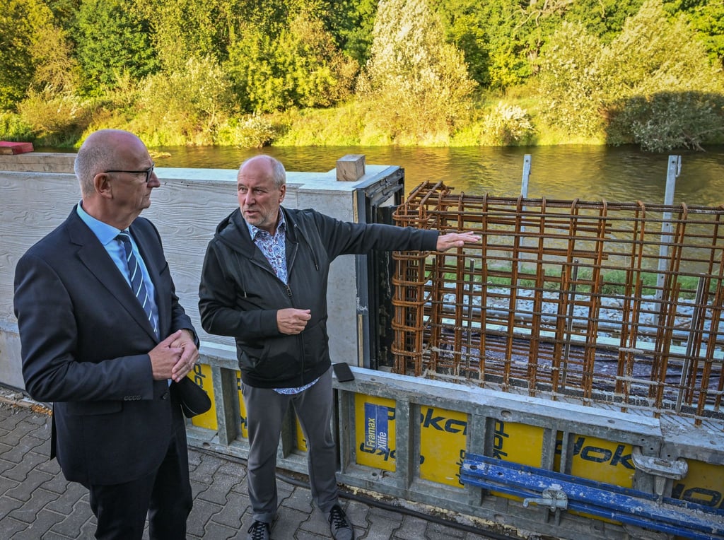 In Brandenburg wurde beim Hochwasserschutz in den vergangenen Jahren deutlich nachgerüstet. Ministerpräsident Dietmar Woidke und Fred Mahro, Bürgermeister von Guben, haben sich davon einen Eindruck gemacht.