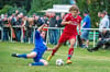 Der Herrengosserstedter Christian Ignorek (l.) versucht im Lokalderby der Kreisoberliga, Klosterhäselers Goalgetter  Melvin Knorr zu stoppen. Dieser wurde vor dem Anpfiff als bester Kreisliga-Torschütze der Saison 2023/24 geehrt. 