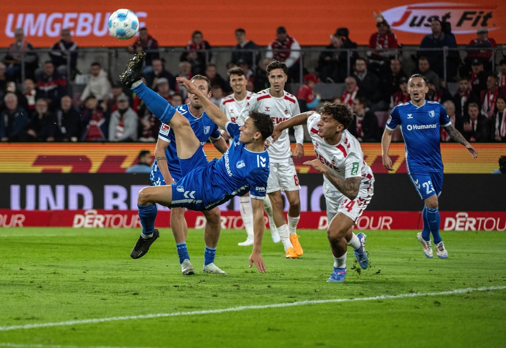 FCM-Stürmer setzt gegen den 1. FC Köln zum Seitfallzieher an.