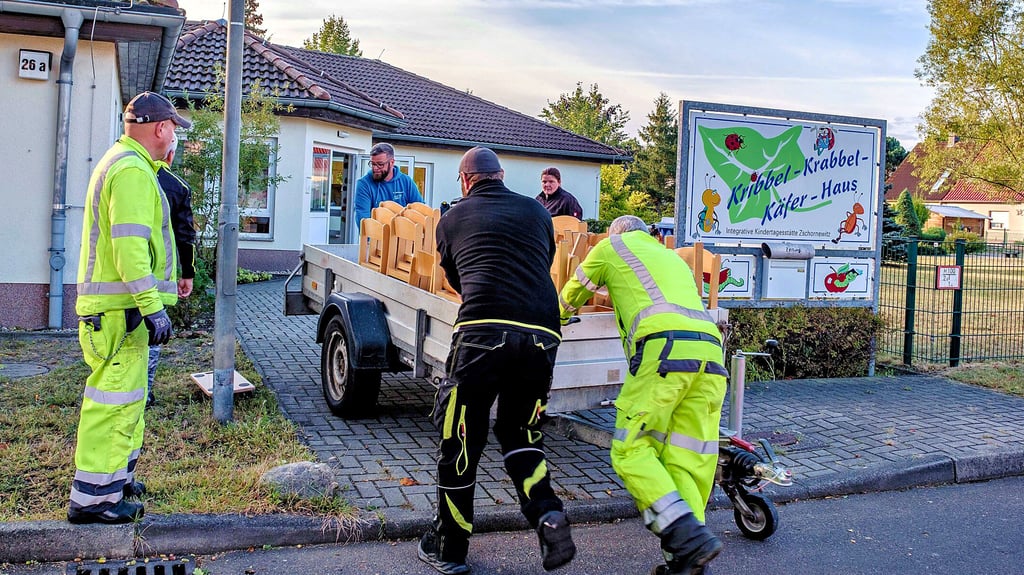 Die integrative Kita Kribbel,krabbel, Käferhaus zieht nach zirka einem halben Jahr auslagerung wegen eines Wasserschadens im Februar zurück in ihr altes Domizil. Beim Umzug helfen der Bauhof , Bauson und A&S mit Mitarbeitern. Die Erzieherinnen räumen die Zimmer ein. Die Kinder kommen am Montag.