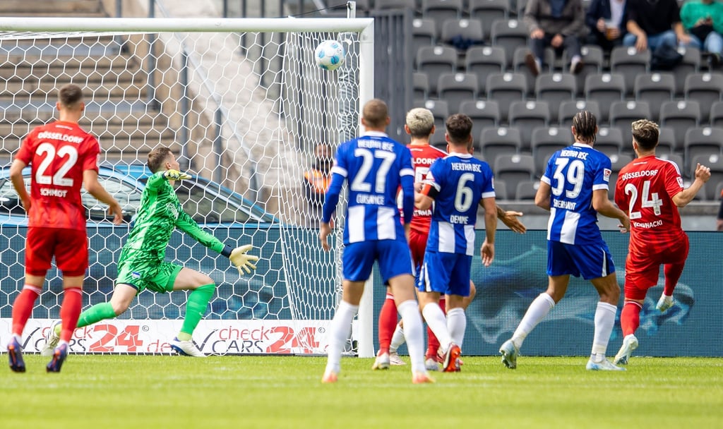 Dawid Kownacki (r) führte Fortuna Düsseldorf zum Sieg in Berlin.