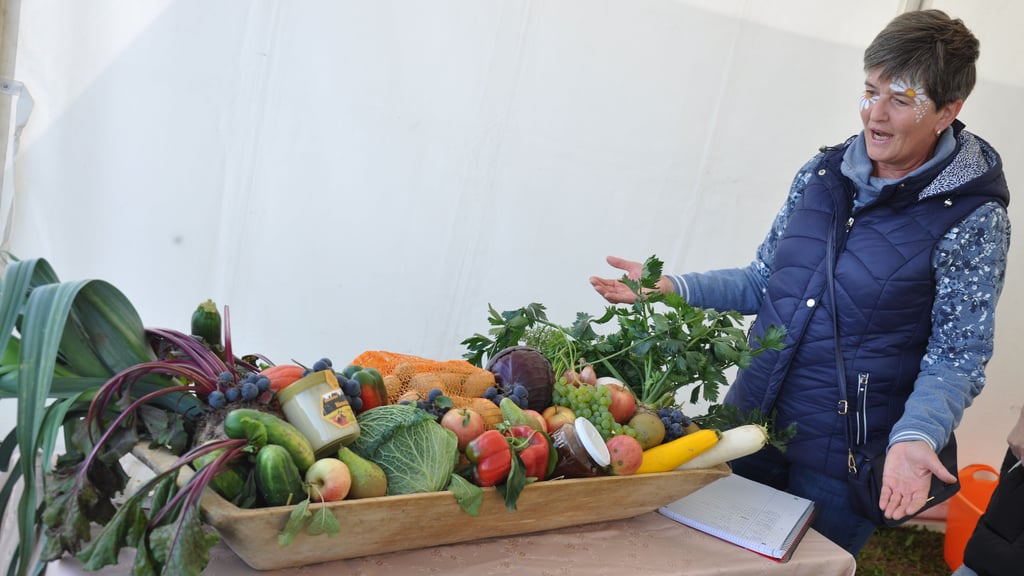 Erntedankfest in Gladigau bei Osterburg (Altmark) 2024: Ein Tipp, ein Euro - wie viel wiegt wohl diese Molle voller Erntegaben? 27,55 Kilogramm. Simone Wiesner lag mit ihrer Schätzung deutlich darüber.