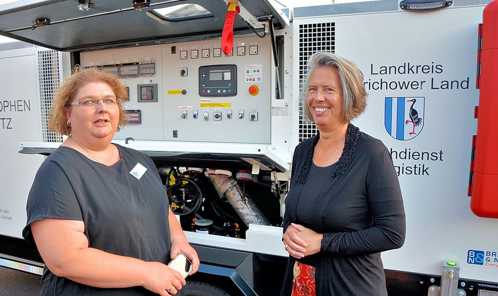 Amtsleiterin Martina Ede (l.) und Innenministerin Tamara Zieschang an der neuen Netzersatzanlage für den Katastrophenschutz im Jerichower Land.