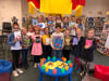 Insgesamt 15 Kinder traten am Samstag beim Vorlesewettbewerb in der Stadtbibliothek Weißenfels an. Lesekönigin wurde Susanne Bumann (vorne, 2.v.r.)