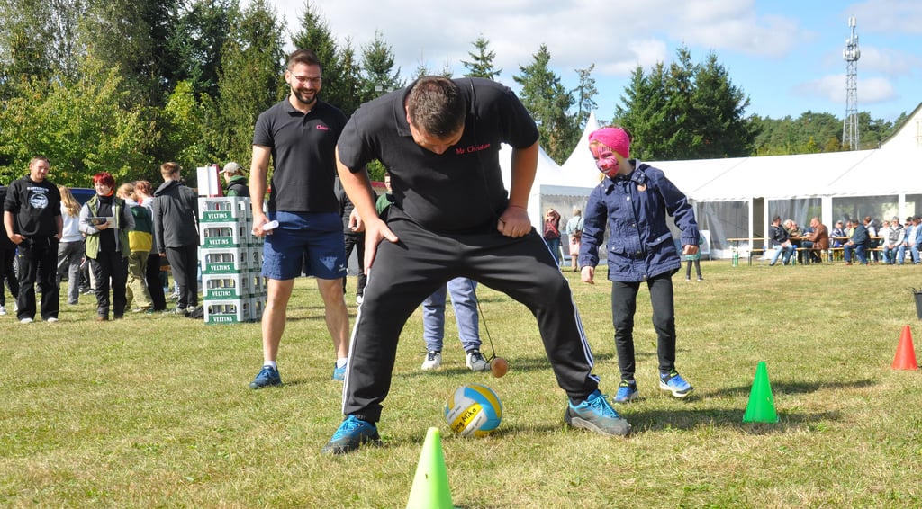 Erntedankfest in Gladigau bei Osterburg (Altmark) 2024: Christian Krüger vom Team Buschfest Wohlenberg beim Spiel Pendelslalom. Es galt dabei, mit der an einem Seil hängenden Kartoffel den Ball um die Kegel zu rollen.