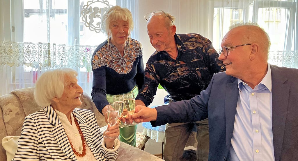Gertrud Wechsel stößt mit Oberbürgermeister Frank Ruch (r.), Tochter Erika und Schwiegersohn Roland auf den 105. Geburtstag an.