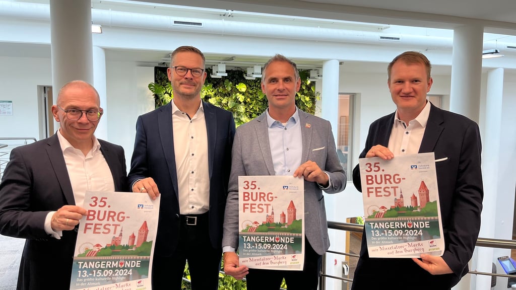 Ingo Freide und Nico Voigt (von links), Vorstände der Volksbank Stendal, sowie Carsten Birkholz (rechts), Kommunalreferent von Avacon, vertreten die Hauptsponsoren des Burgfestes in Tangermünde . Bürgermeister Steffen Schilm (2. von rechts) dankte ihnen jetzt für diese Unterstützung.