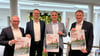 Ingo Freide und Nico Voigt (von links), Vorstände der Volksbank Stendal, sowie Carsten Birkholz (rechts), Kommunalreferent von Avacon, vertreten die Hauptsponsoren des Burgfestes in Tangermünde . Bürgermeister Steffen Schilm (2. von rechts) dankte ihnen jetzt für diese Unterstützung. 