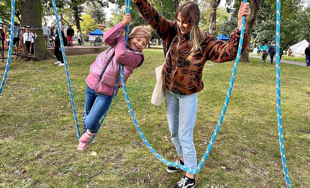 Maria Schibajew und ihre Tochter Ella testen bei der Kinderolympiade den Minihochseilgarten aus.