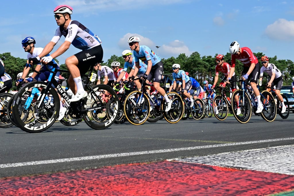 Das Peloton kurz nach dem Start des Rennens