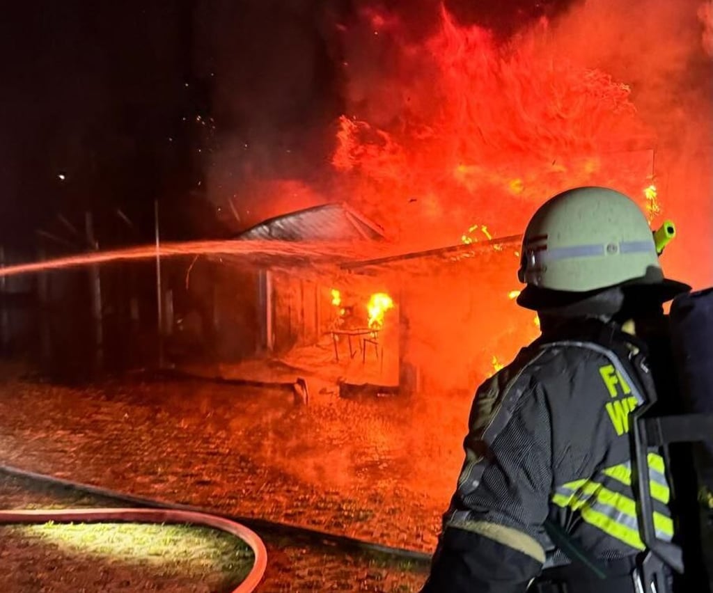 Der Brand eines Kleintransporters griff in der Waltherstraße in Weißenfels auf zehn Garagen über.