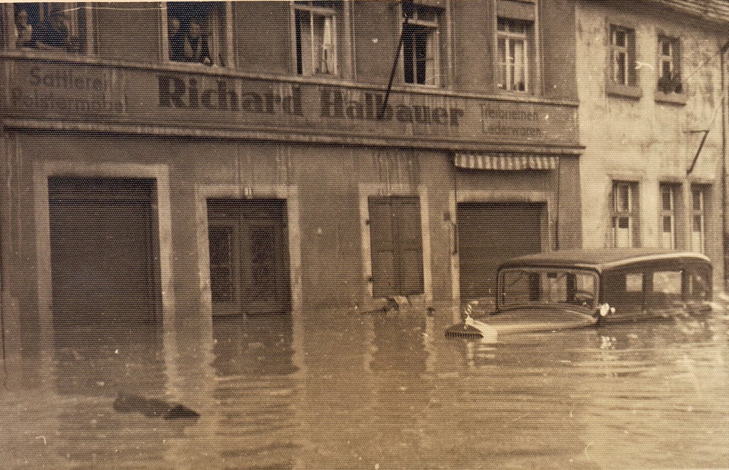 Offensichtlich ergoss sich das Hochwasser am 30. August 1938 so schnell im Brühl, dass das Auto nicht mehr weggefahren werden konnte.