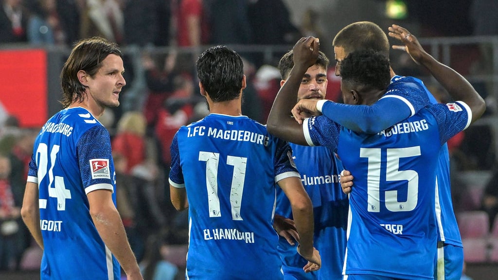 Der 1. FC Magdeburg bejubelt seinen Sieg gegen den 1. FC Köln.